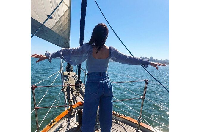 1.5-Hour San Francisco Bay Sailing Tour - Two drinks and a relaxed crew