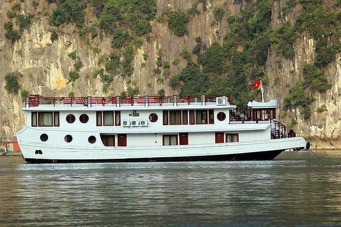 2-Day Oriental Sails Junk Cruise of Halong Bay - Sung Sot Cave and the crowded path to Titop Island
