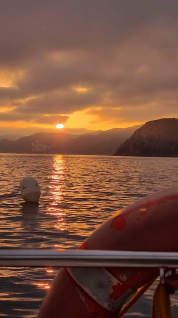 2 hours sunset sailing in a sailboat in Platja d'Aro - A Skipper Who Lets You Take Part