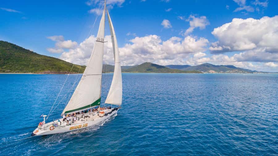 Airlie Beach: 2-Night Whitsundays Sailing Trip with Meals - Sailing time, sunsets, and a sky without city glare