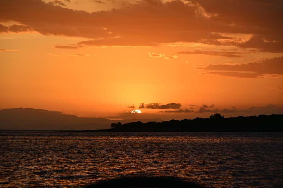Airlie Beach: 2-Night Whitsundays Sailing Trip with Meals - Crew-led safety and a relaxed onboard rhythm
