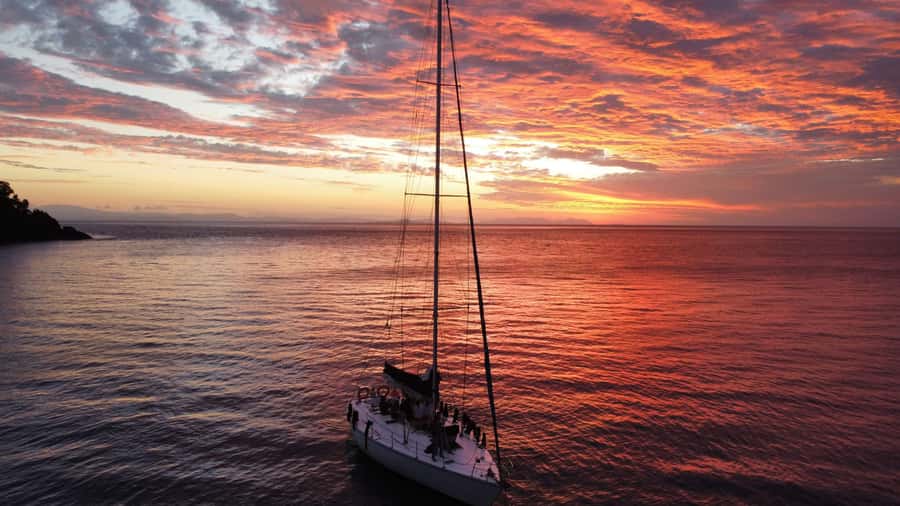 Airlie Beach: Great Barrier Reef 2-Day, 2-Night Sailing Tour - Meals onboard, from tacos to spaghetti