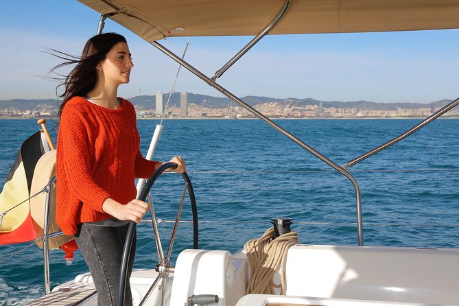 Barcelona Sailing: Light Snacks & Open Bar with Private Option - The first views: Columbus Monument and the old waterfront