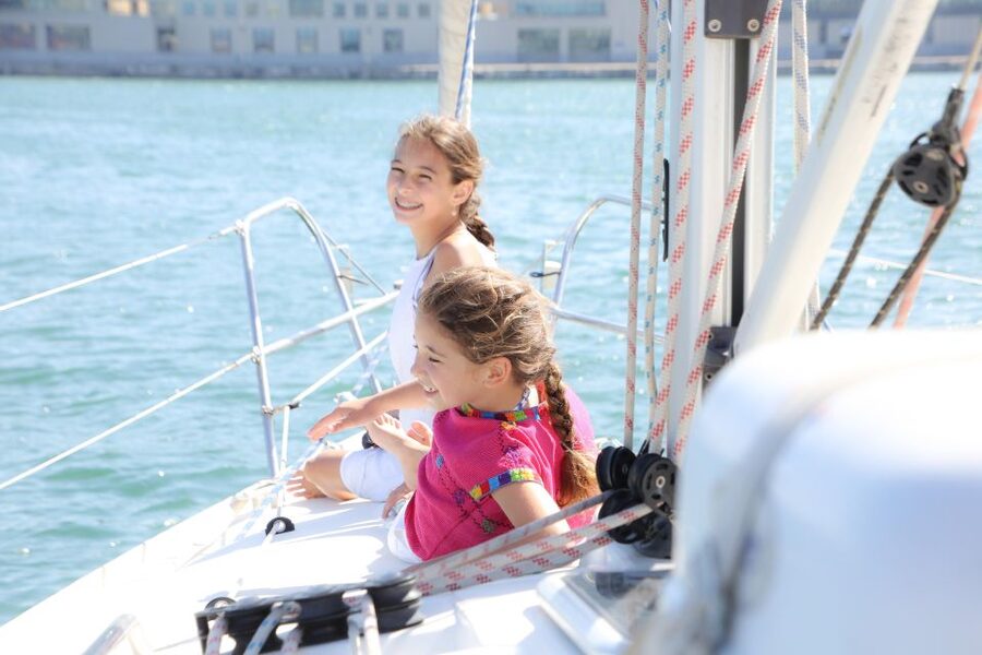 Barcelona: Sailing Tour with Spanish Tapas and Drinks - Why the two-hour length works