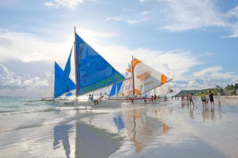 Boracay: Sunset Paraw Sailing Trip - Cruising around the bay for 30 minutes