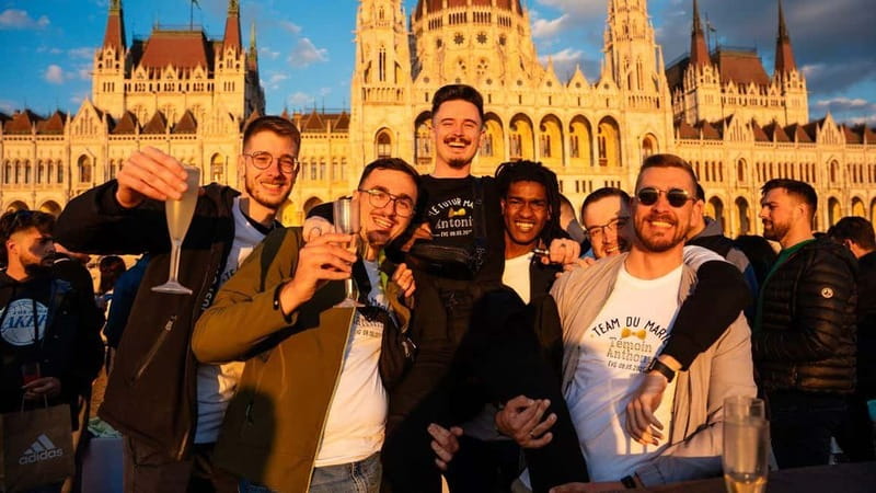 Budapest: Sip and Sail River Cruise with Unlimited Prosecco - Gresham Palace and the lights of central Pest
