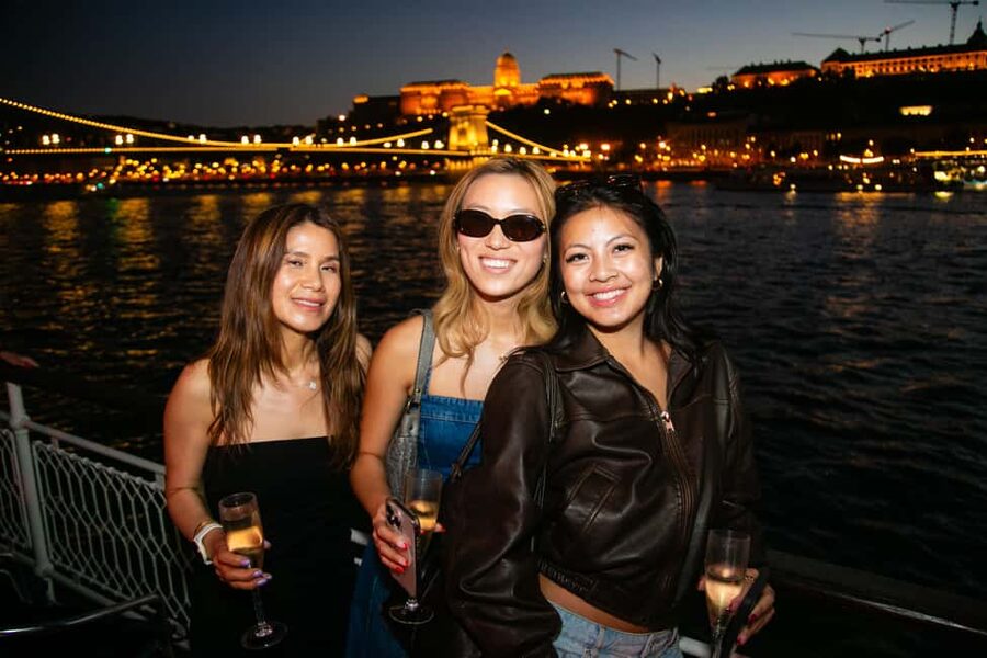 Budapest: Sip & Sail Danube Cruise with Prosecco Cocktails - Elizabeth Bridge, Gellért Hill, and the Citadella