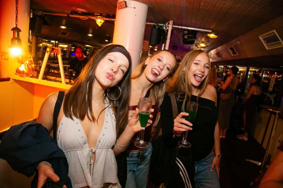 Budapest: Sip & Sail Danube Cruise with Prosecco Cocktails - What the drink service is really like