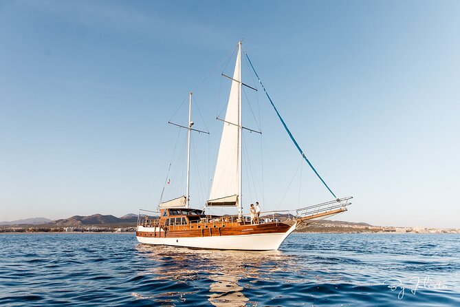 Cabo San Lucas Luxury Sailing Yacht and Dinner with a Chef - The Arch and Land’s End at close range