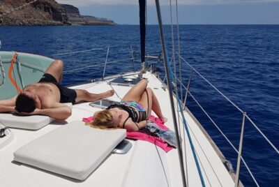 From Puerto de Mogán: Sailboat Trip with Food and Drinks