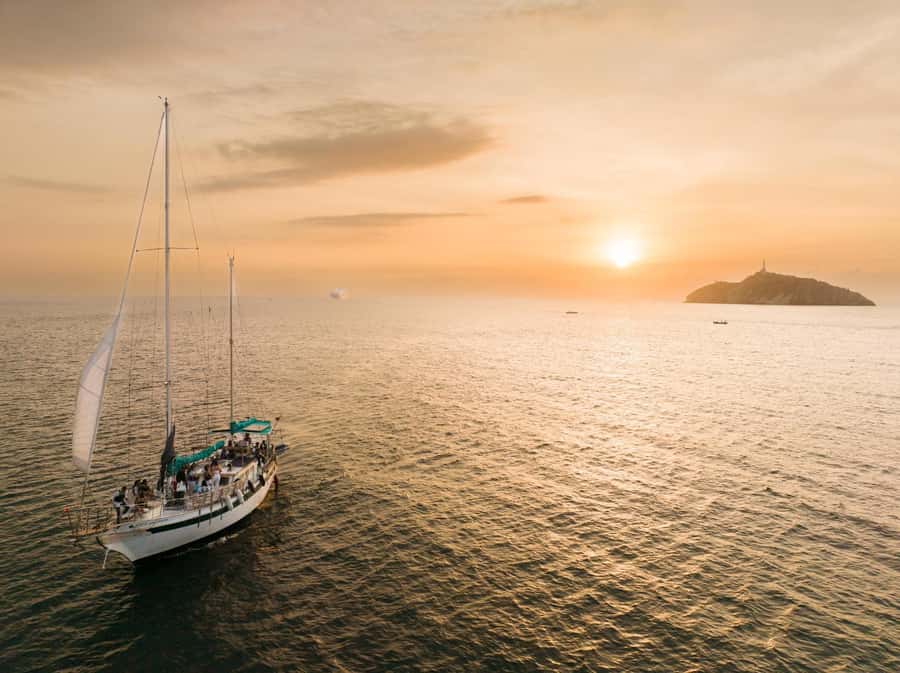 From Santa Marta: Sunset Sailboat Tour with 2 Beverages - Sailing into the Santa Marta sunset