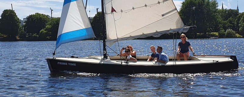 Hamburg: 1.5-Hour Sailing Sightseeing Tour on Aussenalster - The stories and landmarks you may hear about