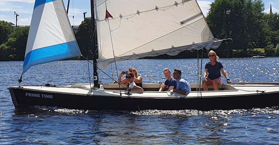 Hamburg: 1.5-Hour Sailing Sightseeing Tour on Aussenalster - A chance to help sail, not just look around