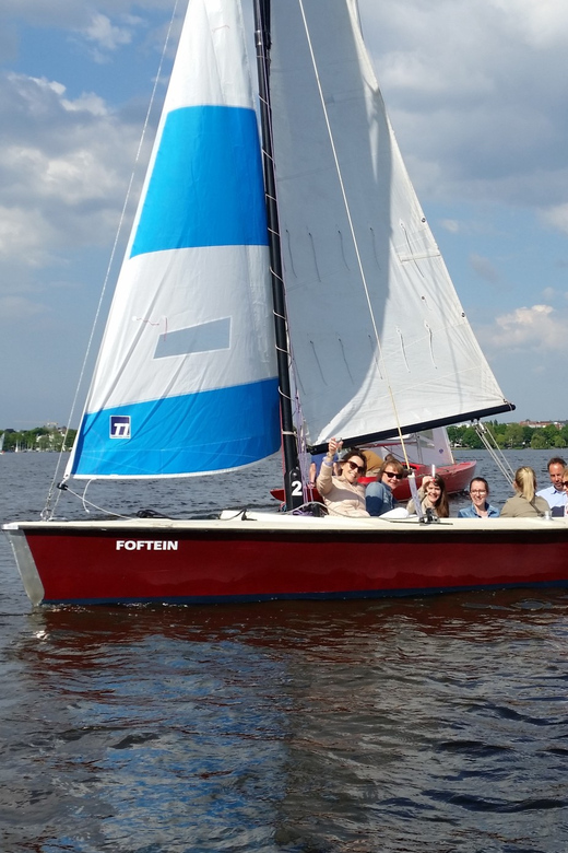 Hamburg: 1.5-Hour Sailing Sightseeing Tour on Aussenalster - Views that are strongest from the middle of the lake