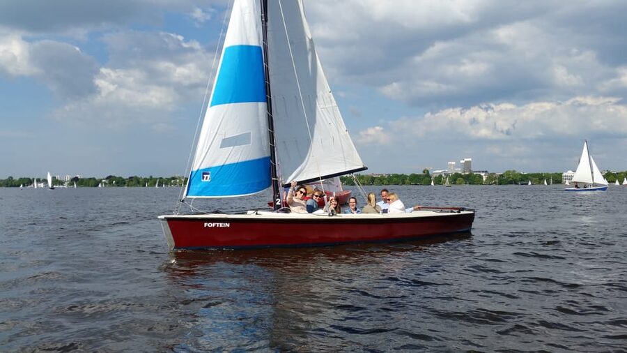 Hamburg: 1.5-Hour Sailing Sightseeing Tour on Aussenalster - Who will enjoy this Hamburg sailing trip most?