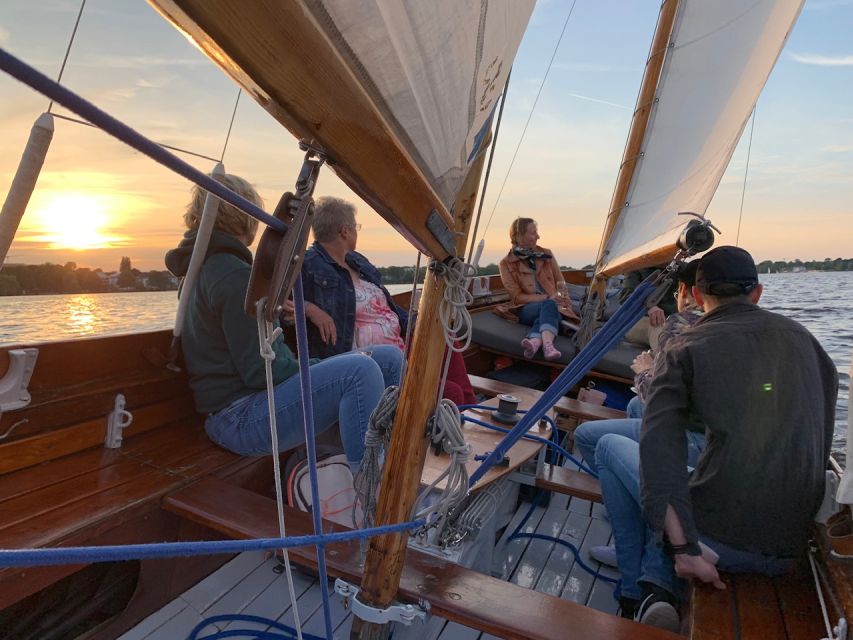 Hamburg: Alster River Sailboat Tour with Sundowner - The first minutes on the Outer Alster