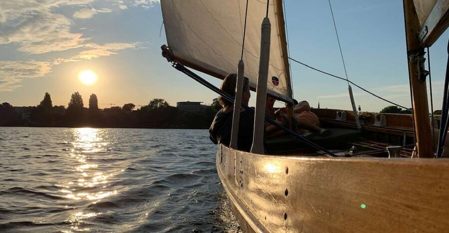 Hamburg: Alster River Sailboat Tour with Sundowner - Skyline views, the Alster Fountain, and the Elbphilharmonie