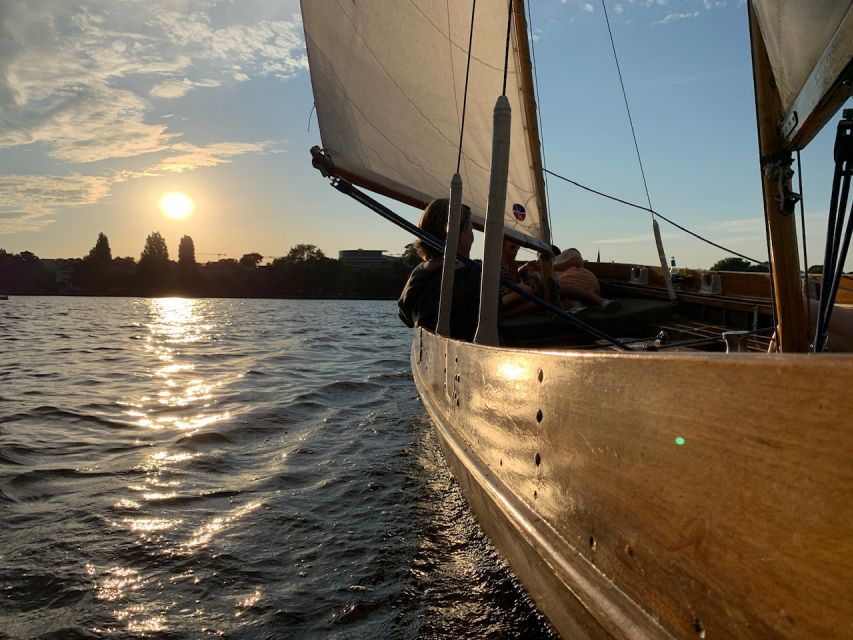 Hamburg: Alster River Sailboat Tour with Sundowner - Is one hour long enough?