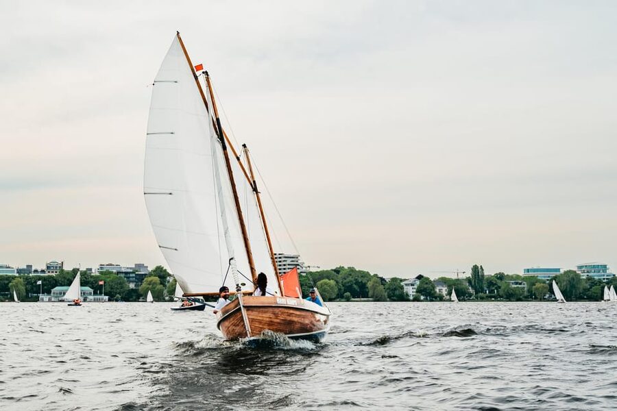 Hamburg: Alster River Sailing Tour on a 2-Masted Sailboat - The Alster Fountain and central Hamburg views