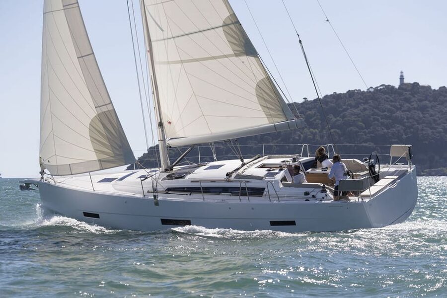 Ibiza: Midday or Sunset Sailing with Snacks and Open Bar - Boarding the yacht and settling in