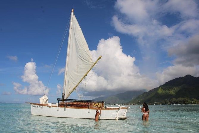 Introduction to sailing and discovering the lagoon - Fruit, drinks, and a useful break between stops