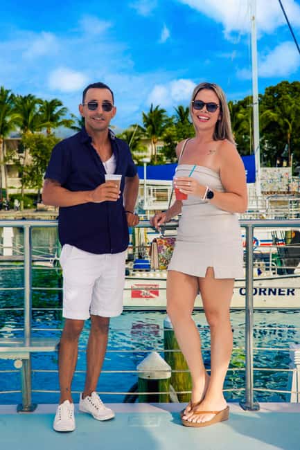 Key West: Sunset Sailing Trip with Open Bar, Food and Music - The open bar and light appetizer spread