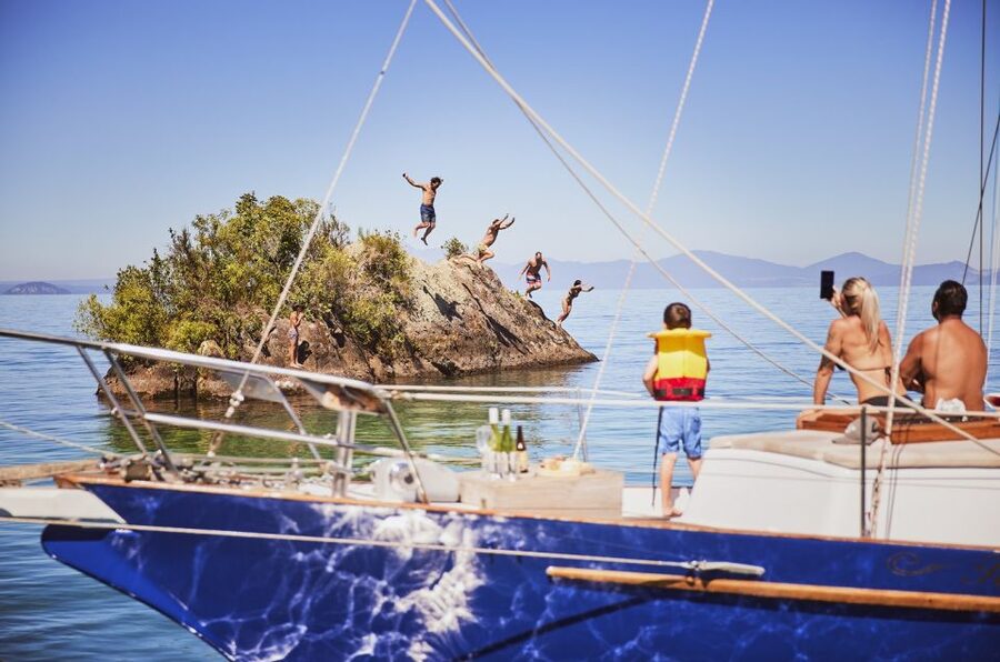 Lake Taupo: Classical Sailing to the Māori Rock Carvings - How the crew shapes the experience