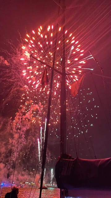 Lisbon: New Year's party on sailboat tour 2026 to 2027 - Food, drinks, and the Portuguese midnight tradition