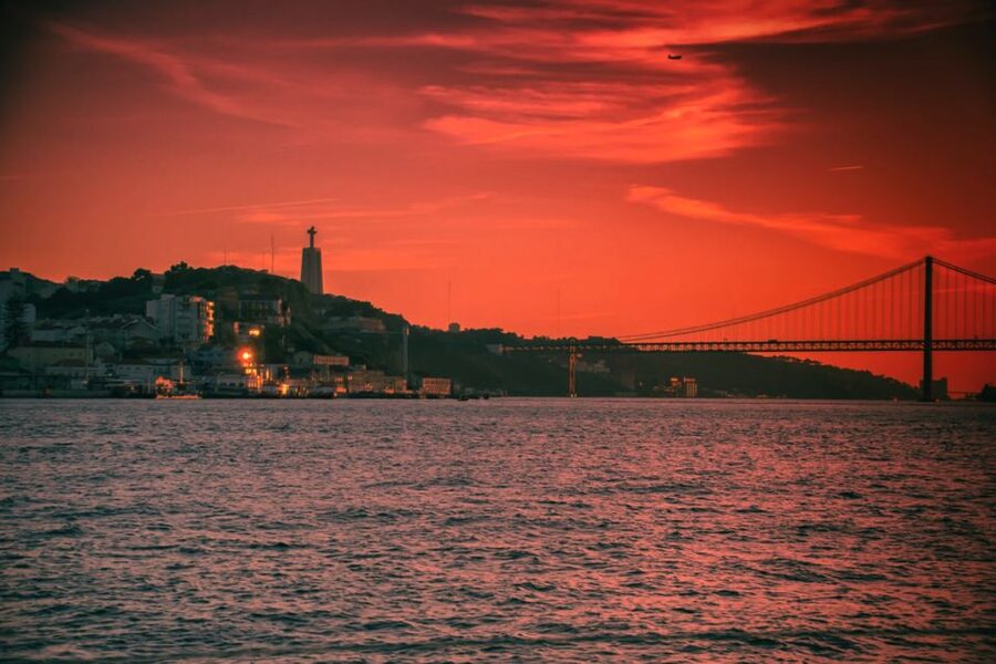 Lisbon: Sailboat Tour w/ Local Guide and Open Bar Green Wine - At a glance