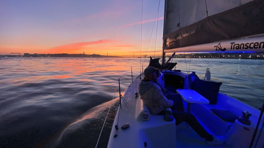 Lisbon: Sailboat Tour w/ Local Guide and Open Bar Green Wine - The first minutes on the Tagus