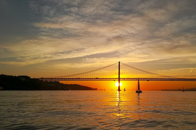 Lisbon Small Group 2h Sunset Sailing- Live Commentary & a Drink - Commentary, crew style, and the social atmosphere
