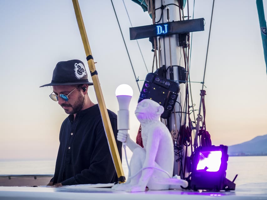 Malaga: Sailing Catamaran Sunset Cruise with Live DJ & Drink - Practical Tips for Choosing Your Seat