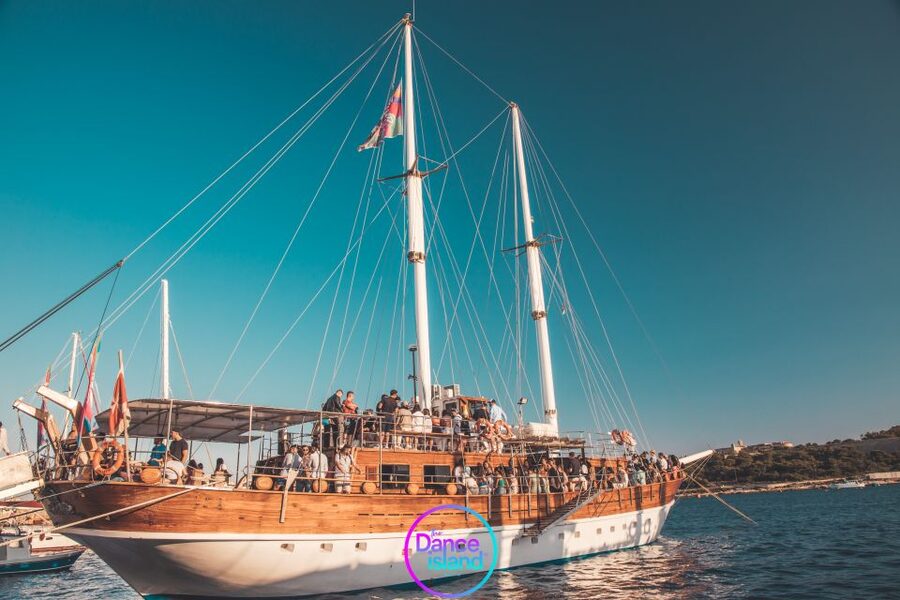 Malta: Sailboat Party with an Open Bar, Snack, and Swimming - An open bar that shapes the evening