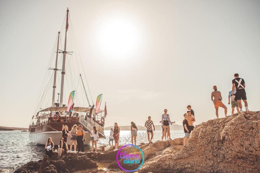 Malta: Sailboat Party with an Open Bar, Snack, and Swimming - When the DJ takes over the deck
