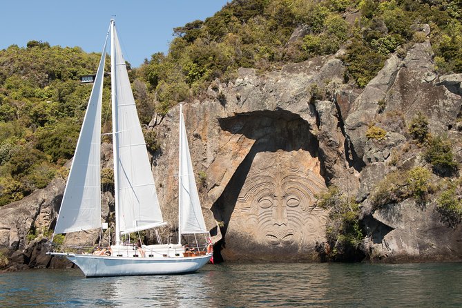 Maori Rock Carvings Eco Sailing Taupo - Reaching the Māori carvings by water