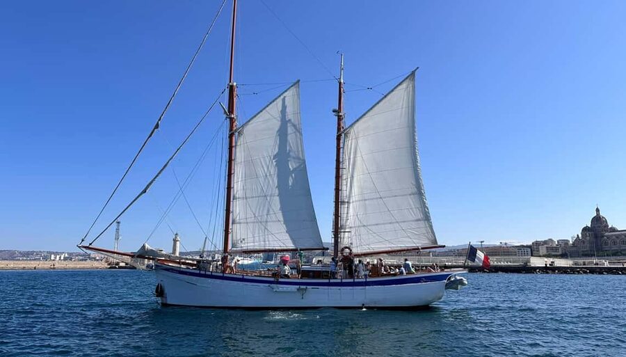 Marseille: Calanques Sailing Cruise with Lunch and Wine - Riou, caves, and the second swim