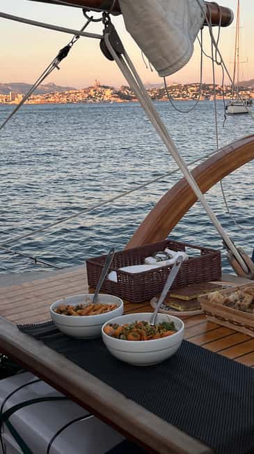Marseille: Evening sailboat trip to the Calanques du Frioul with buffet and organic wine - Reaching the Frioul archipelago by sailboat