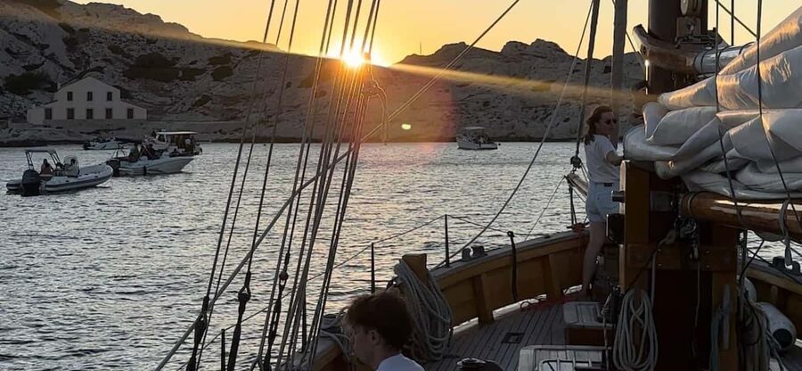 Marseille: Evening sailboat trip to the Calanques du Frioul with buffet and organic wine - Who will enjoy this evening most