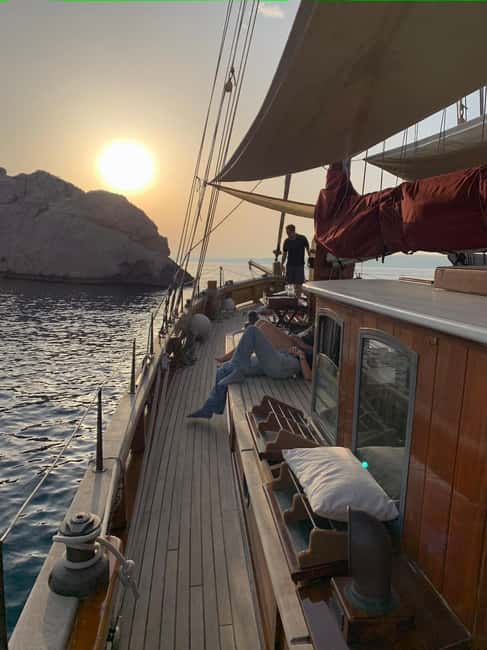 Marseille: Evening sailboat trip to the Calanques du Frioul with buffet and organic wine - A vegetarian dinner from La Casa Consolat