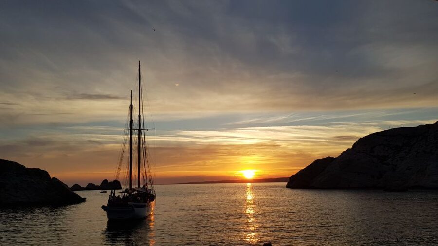 Marseille: Sunset Sailing Cruise with Dinner and Wine - Leaving Marseille from the Old Port