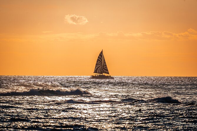 Oahu's Waikiki Coast: Moana’s Sunset Cocktail Sail - Drinks, service, and the social side of the sail