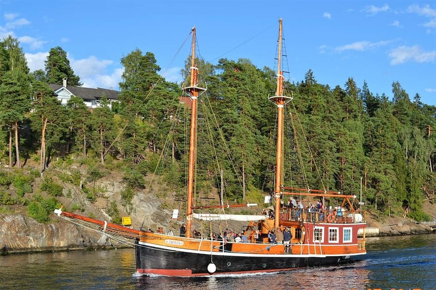 Oslo: Fjord Mini Cruise by Wooden Sailing Ship - The wooden ship, blankets, and onboard bar
