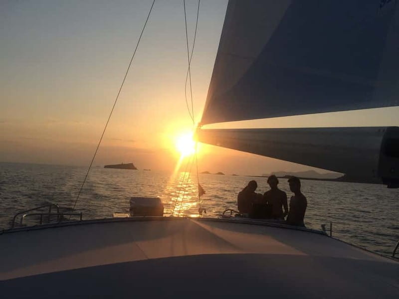 Palma de Mallorca: Deluxe Catamaran Sailing Tour with Meal - Should you book the Oasis?