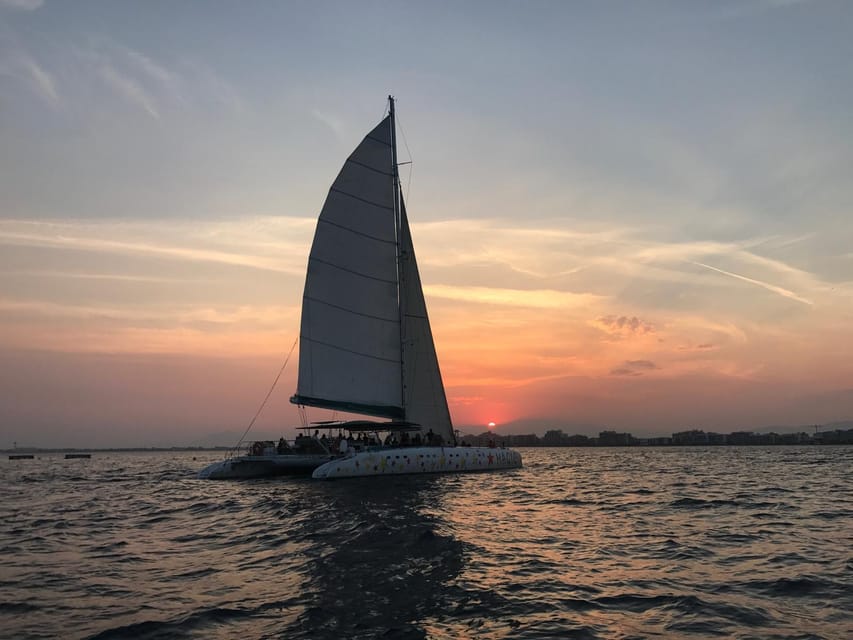 Palma de Mallorca: Sunset Sailing Catamaran Trip with Drink - Music, dancing, and the mood aboard