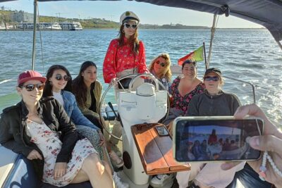 Porto: Single Party on a charming sailboat with welcome drink