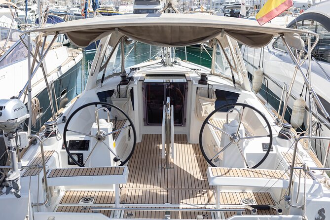 Private sailing yacht by the Bay of Palma and nearby coves - Leaving Club de Mar for the Bay of Palma