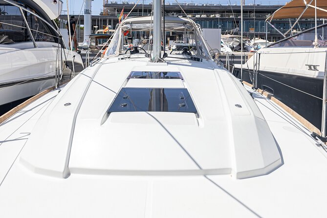 Private sailing yacht by the Bay of Palma and nearby coves - Swimming stops in clear water