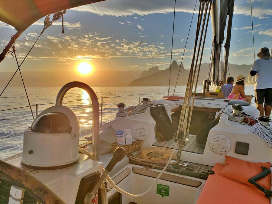 Rio de Janeiro: Guanabara Bay Sunset Sailing Tour & Drinks - Three hours around Guanabara Bay
