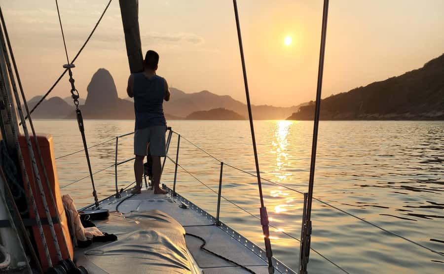Rio de Janeiro: Guanabara Bay Sunset Sailing Tour & Drinks - Christ the Redeemer and the changing light
