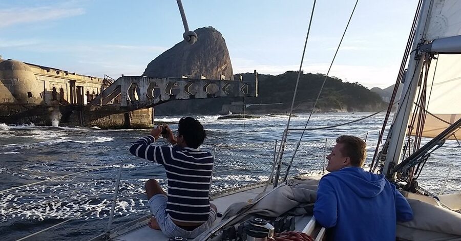 Rio de Janeiro: Guanabara Bay Sunset Sailing Tour & Drinks - Drinks, snacks, and the onboard mood
